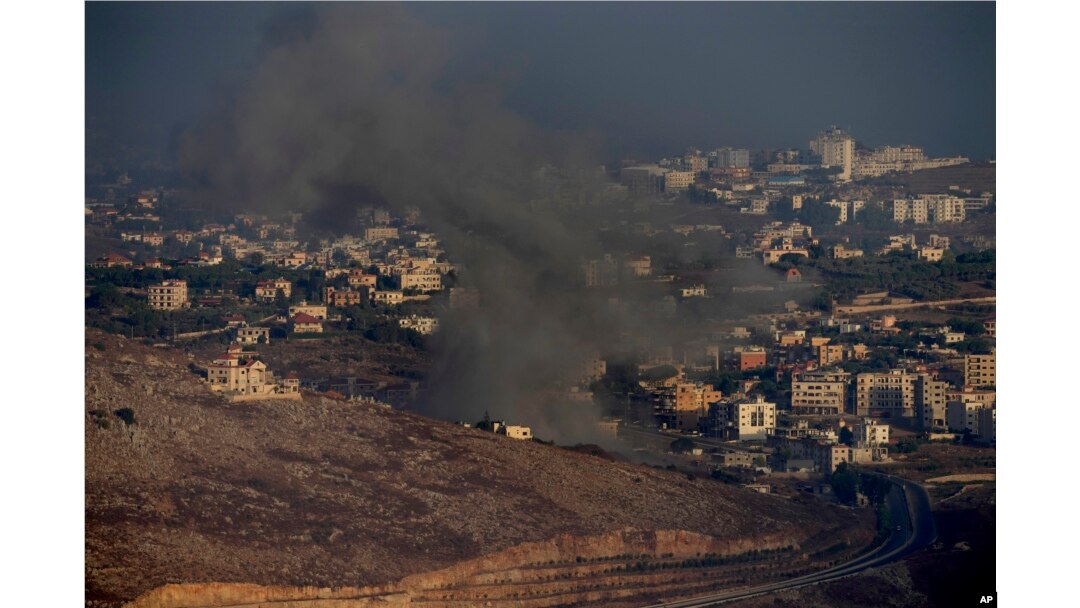 El humo se eleva tras un ataque aéreo israelí en la aldea de Kfar Rouman, visto desde la ciudad de Marjayoun, en el sur del Líbano, el lunes 23 de septiembre de 2024. (Foto AP/Hussein Malla)