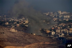 El humo se eleva tras un ataque aéreo israelí en la aldea de Kfar Rouman, visto desde la ciudad de Marjayoun, en el sur del Líbano, el lunes 23 de septiembre de 2024. (Foto AP/Hussein Malla)