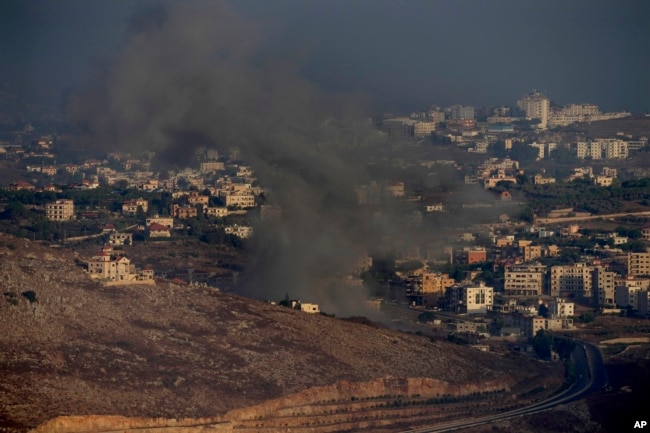 El humo se eleva tras un ataque aéreo israelí en la aldea de Kfar Rouman, visto desde la ciudad de Marjayoun, en el sur del Líbano, el lunes 23 de septiembre de 2024. (Foto AP/Hussein Malla)