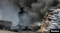 Militares ucranianos combaten a separatistas prorrusos cerca de Sloviansk, en el este de Ucrania.