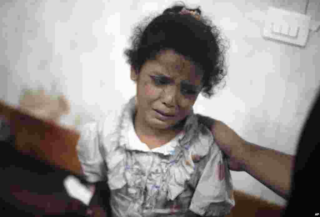 A Palestinian girl cries while receiving treatment for her injuries caused by an Israeli strike at a U.N. school in Jebaliya refugee camp, at the Kamal Adwan hospital in Beit Lahiya, northern Gaza Strip, July 30, 2014.&nbsp;