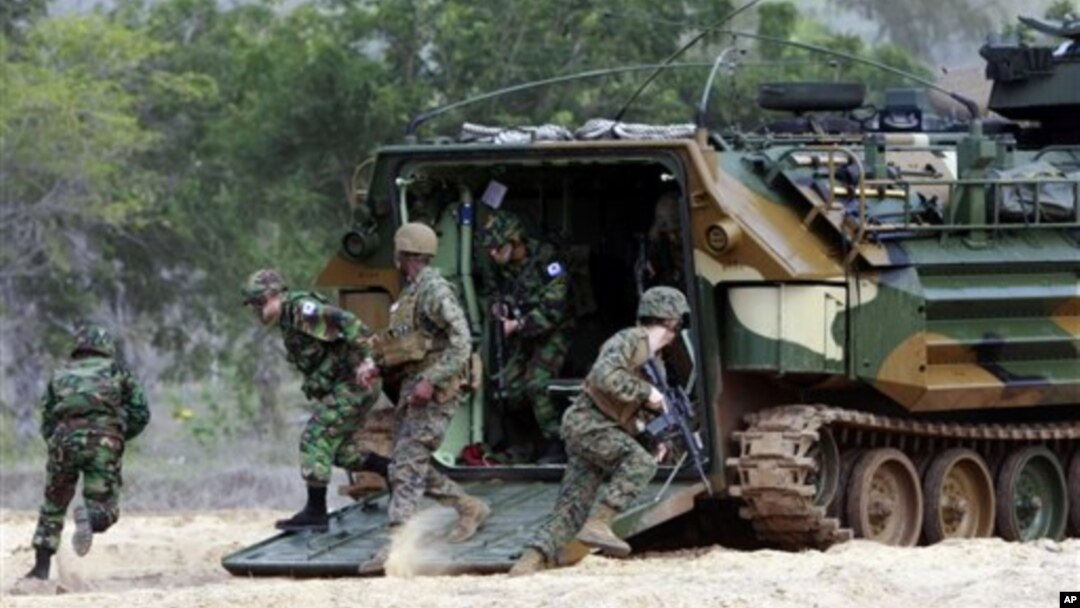 Pasukan marinir AS dan Thailand tengah melakukan latihan perang bersama "Kobra Emas" (Cobra Gold) di pantai Hat Yao, provinsi Rayong, Thailand Timur, 4 Februari 2010 (Foto: dok).