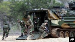 Pasukan marinir AS dan Thailand tengah melakukan latihan perang bersama "Kobra Emas" (Cobra Gold) di pantai Hat Yao, provinsi Rayong, Thailand Timur, 4 Februari 2010 (Foto: dok).