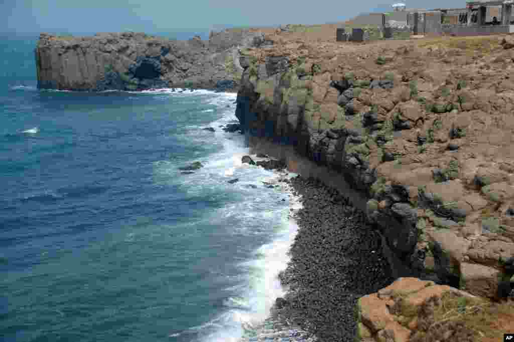 小门屿浪打玄武岩和鲸鱼洞，据传曾有鲸鱼搁浅而撞击玄武岩贯穿成洞，所以叫鲸鱼洞