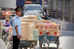 FILE - An officer stands by goods for trade at Tan Thanh Border Gate in Vietnam. (D. Schearf/VOA)