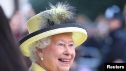 La reine Elizabeth II en visite au collège Goodenough, à Londres, le 1er décembre 2016. 