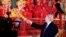 El presidente Trump saluda a un actor en la Ciudad Prohibida en Beijing, China, al inicio de su visita de dos días a ese país.