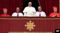 Pope Francis delivers "Urbi et Orbi" (to the city and to the world) blessing from the central balcony of St. Peter's Basilica, the Vatican, Dec. 25, 2014.