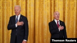 El presidente Joe Biden y el secretario de Seguridad Nacional Alejandro Mayorkas participan en una ceremonia de naturalización en la Casa Blanca , el 2 de julio de 2021.