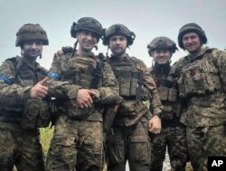 Viktor Biliak - na sredini fotografije - sa kolegama ukrajinskim vojnicima u Avdejevki.