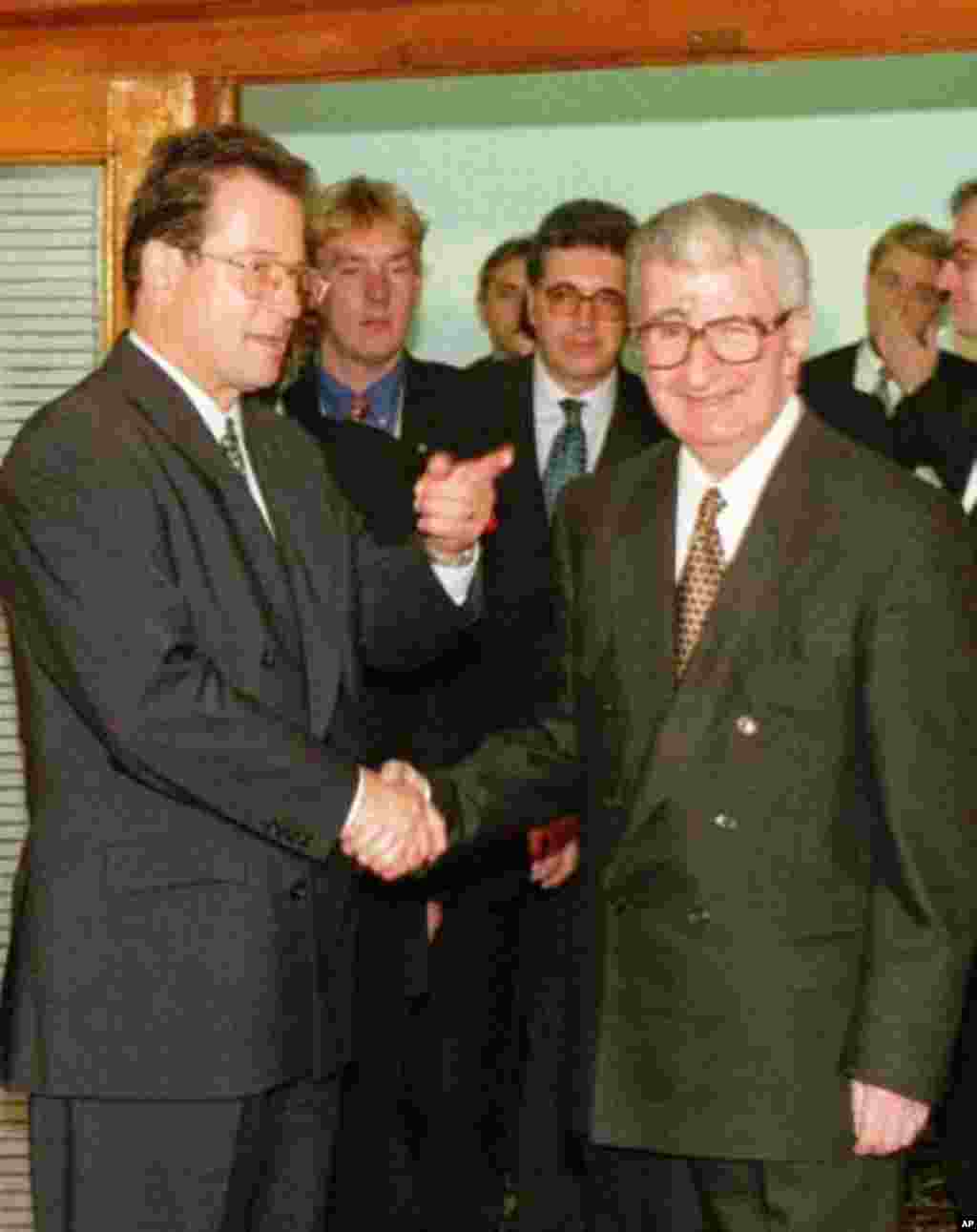 Претседателот Киро Глигоров се ракува со герменскиот Министер за надворешни работи Клаус Кинкел, на средба во Скопје, во октомври 1997.