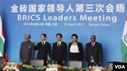 Para pemimpin BRICS dari kiri ke kanan: PM India Manmohan Singh, Presiden Rusia Dmitry Medvedev, Presiden Tiongkok Hu Jintao, Presiden Brazil Dilma Rousseff, dan Presiden Afrika Selatan Jacob Zuma berpose sebelum konferensi pers bersama di KTT BRICS, Sany