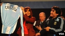 La presidenta Cristina Fernández Kirchner firma el acuerdo con Julio Grondona, presidente de la AFA, ante 2.000 personas. También estaba presente Diego Maradona, director técnico de la selección argentina.