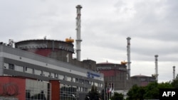 ARCHIVO - Esta fotografía muestra una vista de la central nuclear de Zaporiyia, controlada por Rusia, en el sur de Ucrania, el 14 de junio de 2023.
