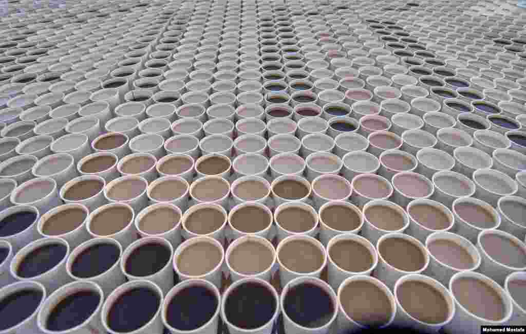 All cups used in the installation were recyclable paper cups and environmentally friendly. (H. Elrasam/VOA)