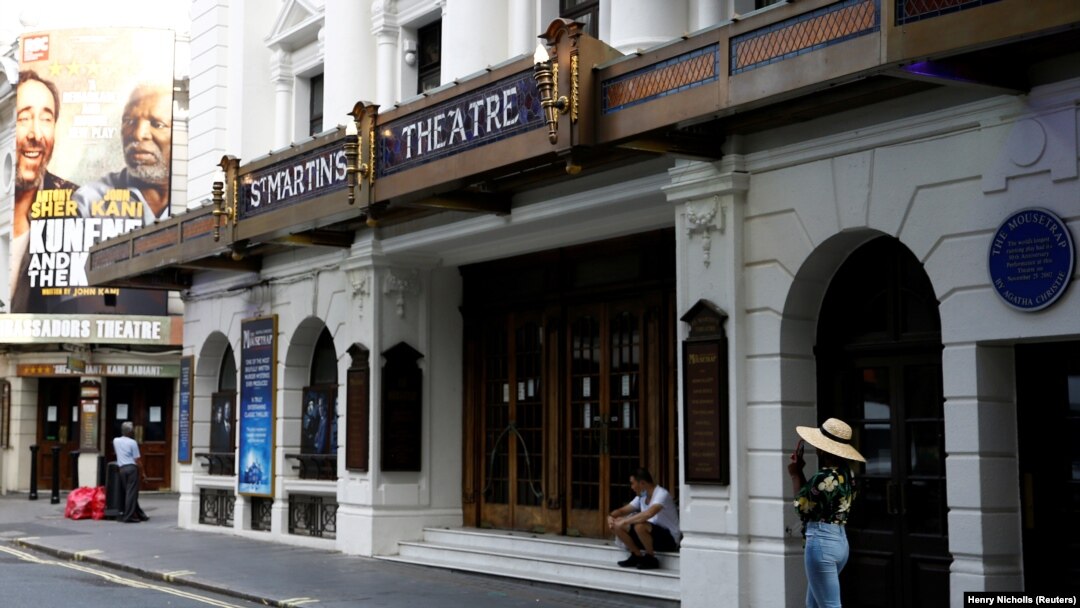 Orang-orang berdiri di sebelah St Martin's Theatre di London's West End di London, Inggris, 13 Agustus 2020. (Foto: REUTERS/Henry Nicholls)