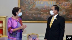 Utusan Khusus PBB untuk Myanmar Christine Schraner Burgener (kiri) bersama PM Thailand Prayuth Chan-ocha di Wisma Tamu Pemerintah Thailand di Bangkok, 14 Mei 2021. (Foto: Jubir Kemenlu Thailand via AP)