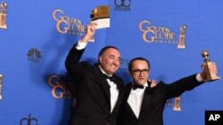 ARCHIVO - Alexander Rodnyansky, a la izquierda, y Andrey Zvyagintsev posan en la sala de prensa con el premio a la mejor película extranjera por "Leviathan" en la 72ª entrega anual de los Globos de Oro en el Hotel Beverly Hilton el 11 de enero de 2015 en Beverly Hills, California.