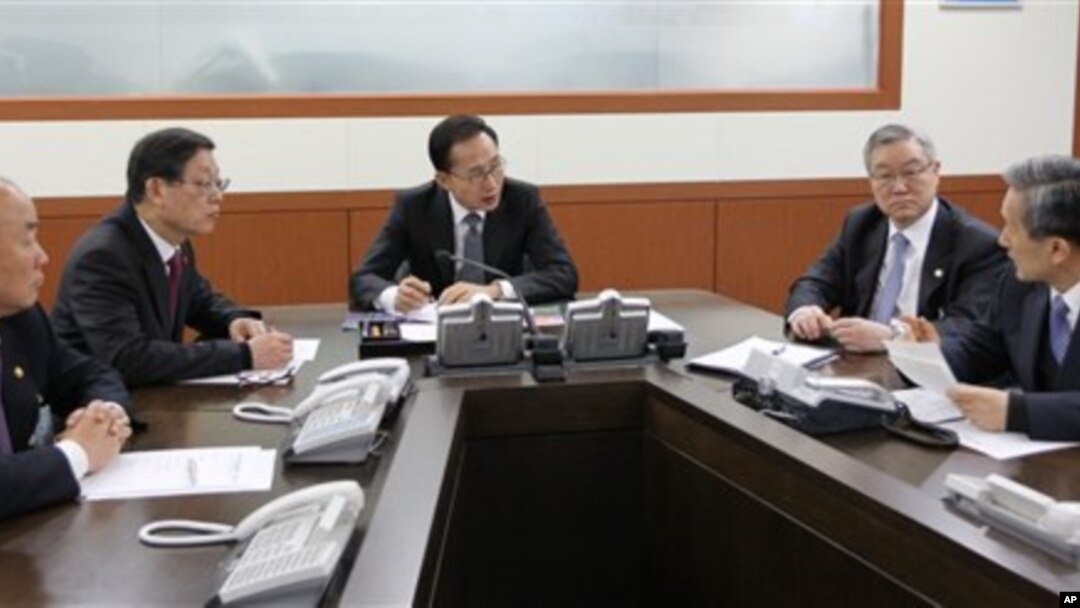 Presiden Korea Selatan, Lee Myung-bak (tengah), dalam rapat kabinet untuk membahas rencana peluncuran nuklir Korea Utara (foto: dok). 