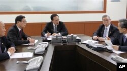 Presiden Korea Selatan, Lee Myung-bak (tengah), dalam rapat kabinet untuk membahas rencana peluncuran nuklir Korea Utara (foto: dok). 