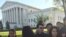 Демонстранты у здания Верховного суда США в Вашингтоне. 18 апреля 2016 г. 