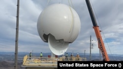 دیمەنی دانانی ئەنتێنایەکی چاودێری هێزی واڵاییە لە بنکەی ڤاندنبێرگ لە کالیفۆرنییا .