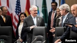 U.S. Secretary of State Rex Tillerson (C) and others wait for an opening session meeting of G-20 foreign ministers in Bonn, Feb. 16, 2017. 