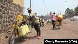 Des vendeurs d'eau du lac Kivu, à Goma, Nord-Kivu