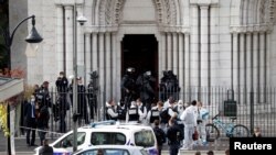 Pasukan keamanan di sekitar lokasi penikaman di Basilika Notre Dame, Nice, Perancis, 29 Oktober 2020. (REUTERS/Eric Gaillard).