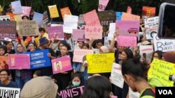 Para peserta "Women's March" menuntut segera disahkannya RUU-PKS dalam aksi di Jakarta. (Foto dok: VOA/Sasmito)