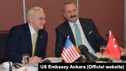 Büyükelçi Ricciardone (solda) e26 Mart 2013'te Ankara'da Ekonomi Bakanı Zafer Çağlayan'la katıldığı çalışma kahvaltısında (Foto: Amerikan Büyükelçiliği Web Sitesi)