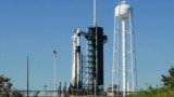 Roket Falcon 9 milik SpaceX dengan pesawat ruang angkasa berawak Dragon siap meluncur dari landasan Kennedy Space Center di Cape Canaveral, Florida, pada 12 Maret 2025. Peluncuran kemudian ditunda akibat sejumlah masalah. (Foto: AP/John Raux)