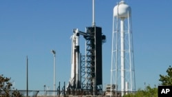 Roket Falcon 9 milik SpaceX dengan pesawat ruang angkasa berawak Dragon siap meluncur dari landasan Kennedy Space Center di Cape Canaveral, Florida, pada 12 Maret 2025. Peluncuran kemudian ditunda akibat sejumlah masalah. (Foto: AP/John Raux)