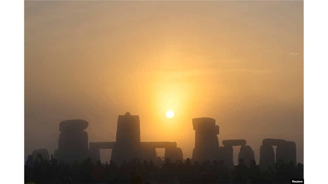 El sol se eleva en el solsticio de verano sobre Stonehenge, en el sur de Inglaterra, el 21 de junio de 2022. Foto Reuters.