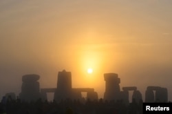 El sol se eleva en el solsticio de verano sobre Stonehenge, en el sur de Inglaterra, el 21 de junio de 2022. Foto Reuters.