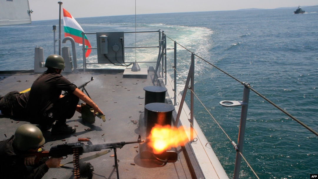 Bulgarian marines fire machine guns on board a Bulgarian navy frigate ship during BREEZE 2014 military drill in the Black Sea, July 11, 2014. 