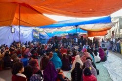 Women gather in a makeshift tent to protest the citizenship law in India. (Anjana Pasricha/VOA)