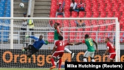 Le gardien de but du Burkina Faso Moussa Germain Sanou arrête un but lors d'un match en Guinée Équatorial, le 21 janvier 2015.