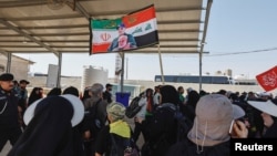 In addition to trade, millions of people cross Iraqi borders from Iran each year to visit Shiite holy sites. In this image, pilgrims from Iran enter Iraq through the Zurbatia border crossing and head toward Iraq's holy city of Kerbala on August 30, 2023. REUTERS/Thaier Al-Sudani