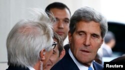 ABD Dışişleri Bakanı John Kerry Cenevre'de Rusya Dışişleri Bakanı Sergei Lavrov ile görüşmek üzere otelinden ayrılırken