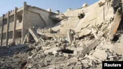 1일 시리아 수도 다마스쿠스 부근 다라야의 시리아 공군의 공격을 받고 붕괴된 건물.