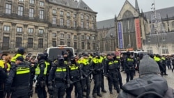 Demonstran pro-Palestina berhadapan dengan polisi Belanda saat mengikuti demonstrasi terlarang di Amsterdam, Belanda, 10 November 2024. (Foto: REUTERS/Anthony Deutsch)