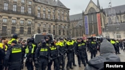 Demonstran pro-Palestina berhadapan dengan polisi Belanda saat mengikuti demonstrasi terlarang di Amsterdam, Belanda, 10 November 2024. (Foto: REUTERS/Anthony Deutsch)