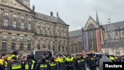 Protestuesit pro-palestinezë përballen me policinë holandeze ndërsa po merrnin pjesë në një demonstratë të ndaluar në Amsterdam, 10 nëntor 2024