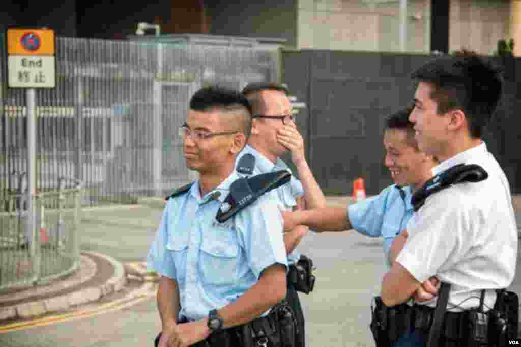 香港特首办入口处执勤的警察不仅数量减少，紧张程度也降低不少(美国之音方正 拍摄)