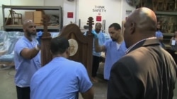 Presos americanos fazem cadeira para o Papa