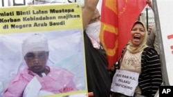 Indonesian workers in Jakarta shout slogans during a protest against the abuse of Sumiati, an Indonesian worker in Saudi Arabia. (file photo)