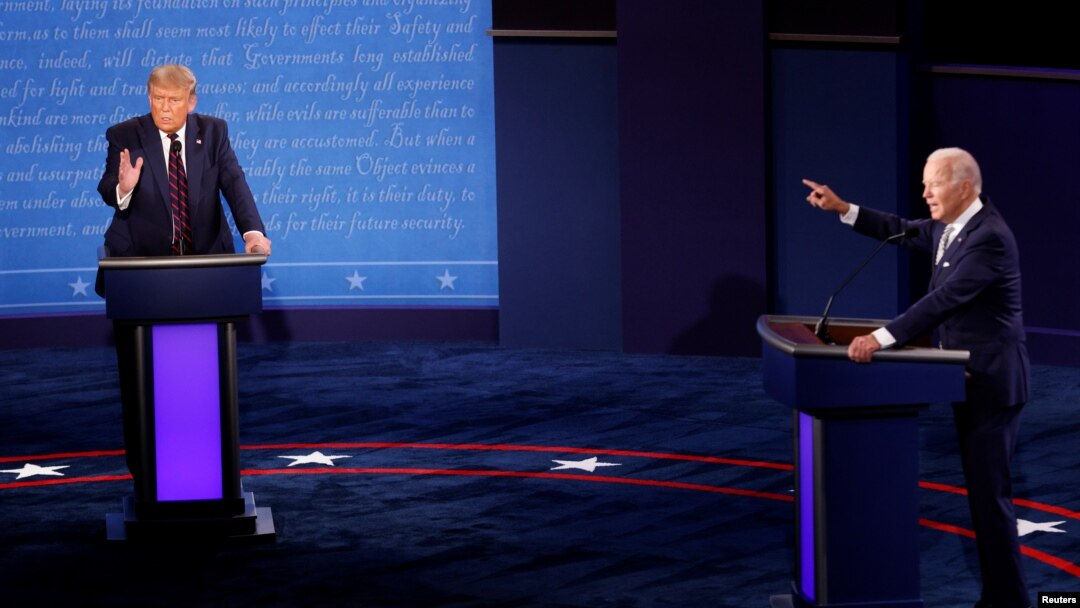 Predsjednik SAD Donald Trump i demokratski predsjednički kandidat Joe Biden učestvuju u prvoj debati u Clevelandu, 29. septembar 2020. (Foto: REUTERS/Brian Snyder)