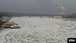 Sungai Vistula di ibukota Polandia, Warsawa menjadi "beku" akibat cuaca dingin yang parah di sebagian besar Eropa Timur dan Tengah.