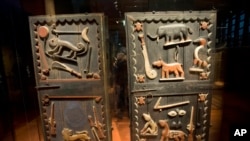 Une porte en bois du palais du roi Gele du royaume du Dahomey, datée du XIXe siècle, l'actuel Bénin, est exposée au musée du quai Branly à Paris, le 23 novembre 2018.